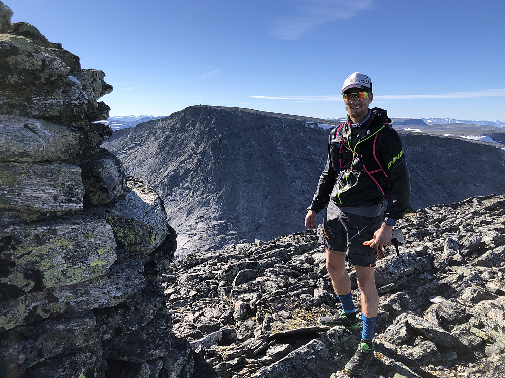 På toppen av Litlskrymten. Fra vatn 1652 og opp på ryggen til Storskrymten i bakgrunnen, var det laus steinur. Kryssa mellom noen svapartier i starten på stigninga opp til nordryggen til Storskrymten.