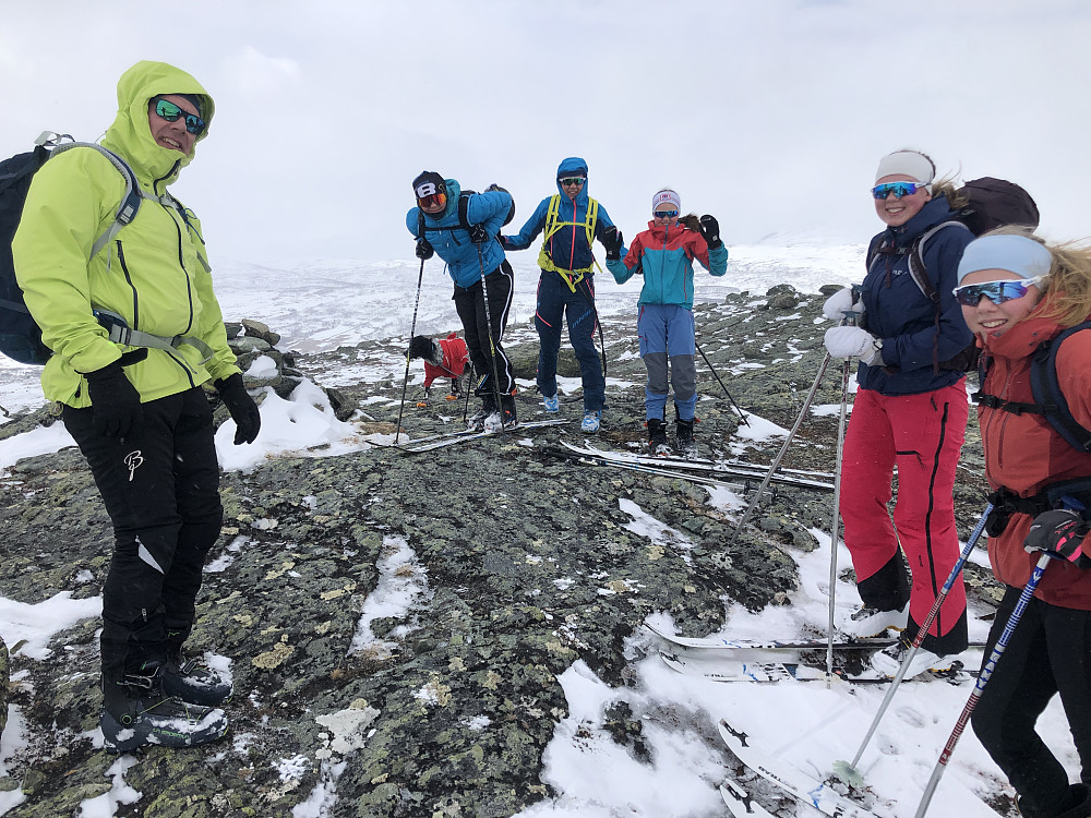 Toppen - meget vekkblåst på toppene. Men var snøhelt helt opp.