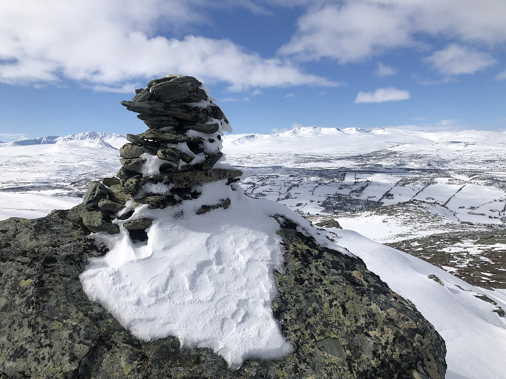 Det er rødmerking opp på denne toppen. Fin utsikt inn i Trollheimen.