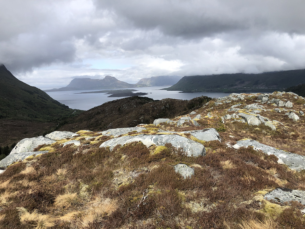 Mot Midøya bakerst.
