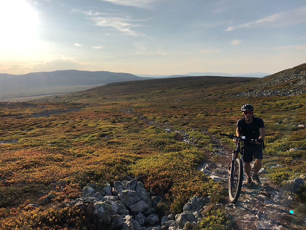 Nærmer oss skaret mellom Trysilfjellet og Stensæterkanken. Skurufjell i bakgrunnen.