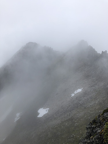 Ryggen videre mot Saudehornet og Trandalshatten (denne ser vi ikke), fra ca Navnløs og umarkert topp på 1200 meter. 