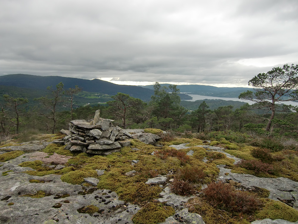 Utsikt fra varden på Sørkletten mot vest med Osterfjorden