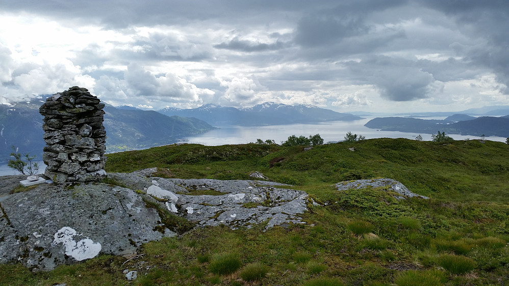Varden på Øyefjellet sett sydover ut Hardangerfjorden