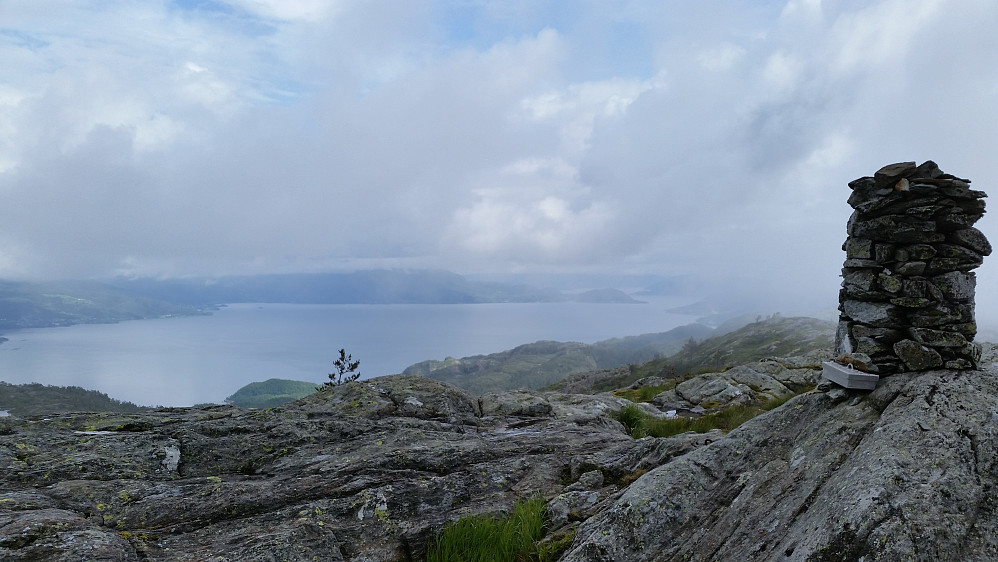 Varden på Sandvikehorga med utsikt nordover med Hissfjorden og Strandebarm 