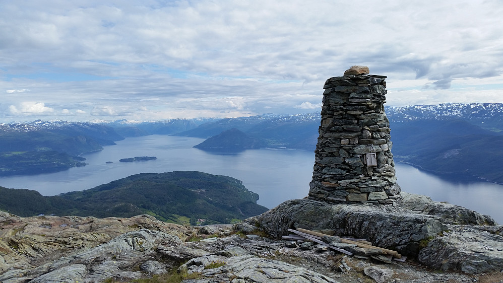 Den nye varden på Tørviknuten med utsikt innover Hardangerfjorden. 