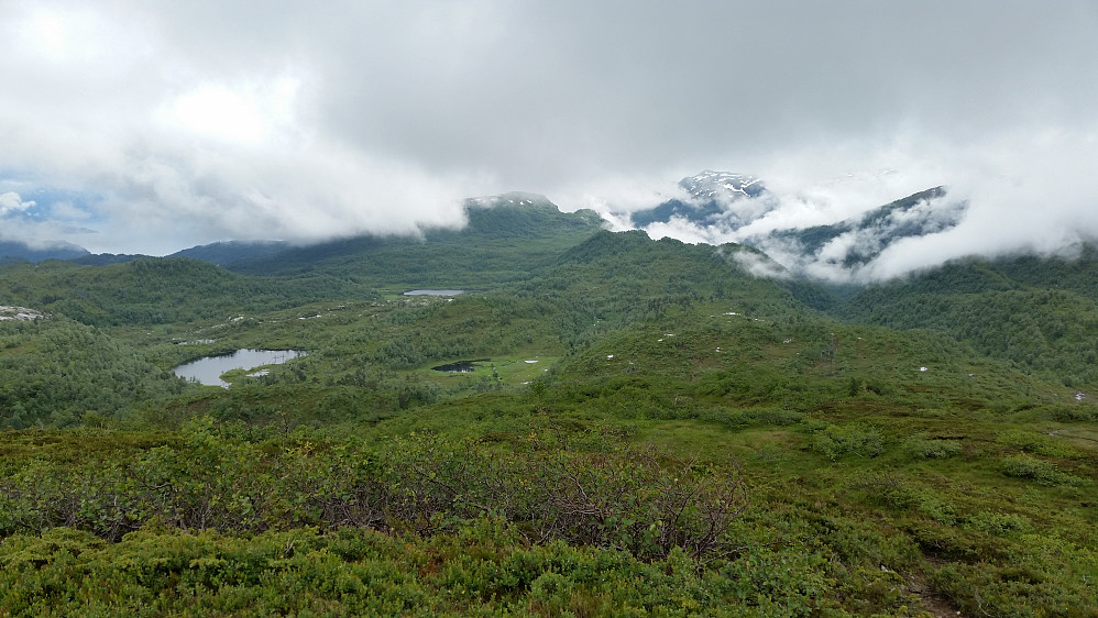 Bilde tatt fra ryggen opp mot Fagrafjellet, Holsete ligger ved bakerste vannet. 