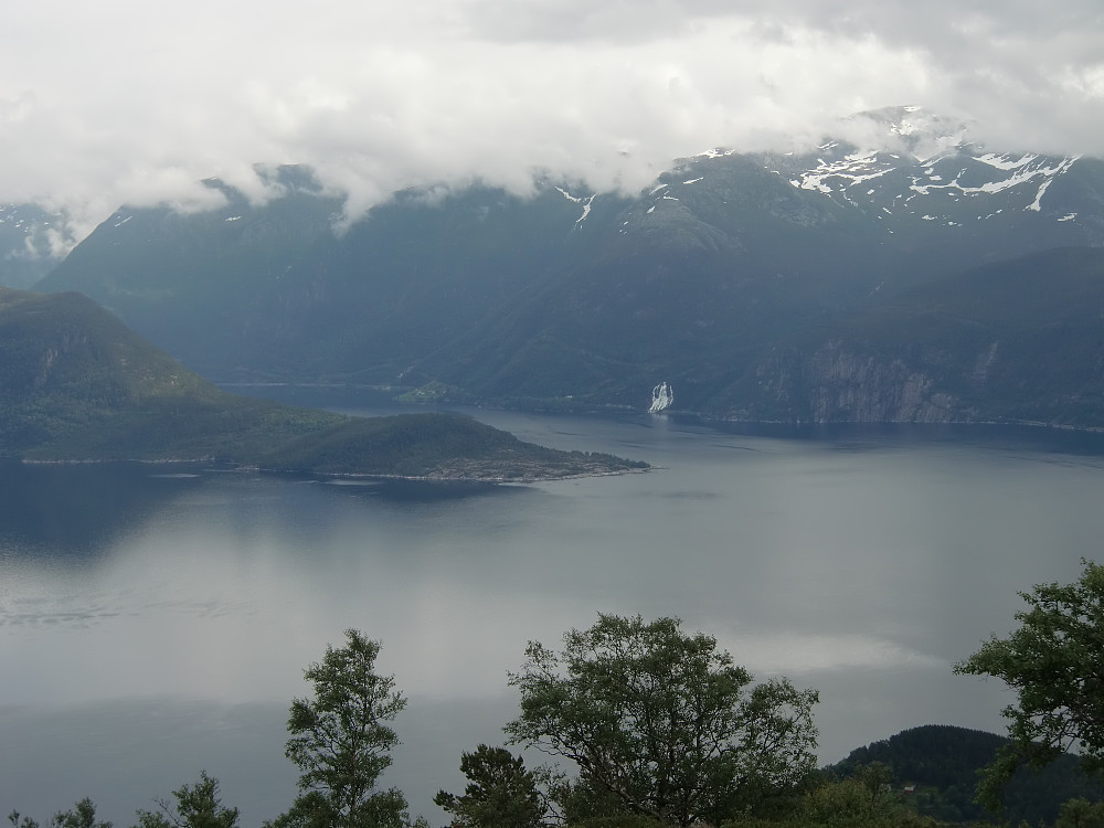 Utsikt fra toppen mot Maurangsneset, innløpet til Maurangsfjorden og Furubergfossen