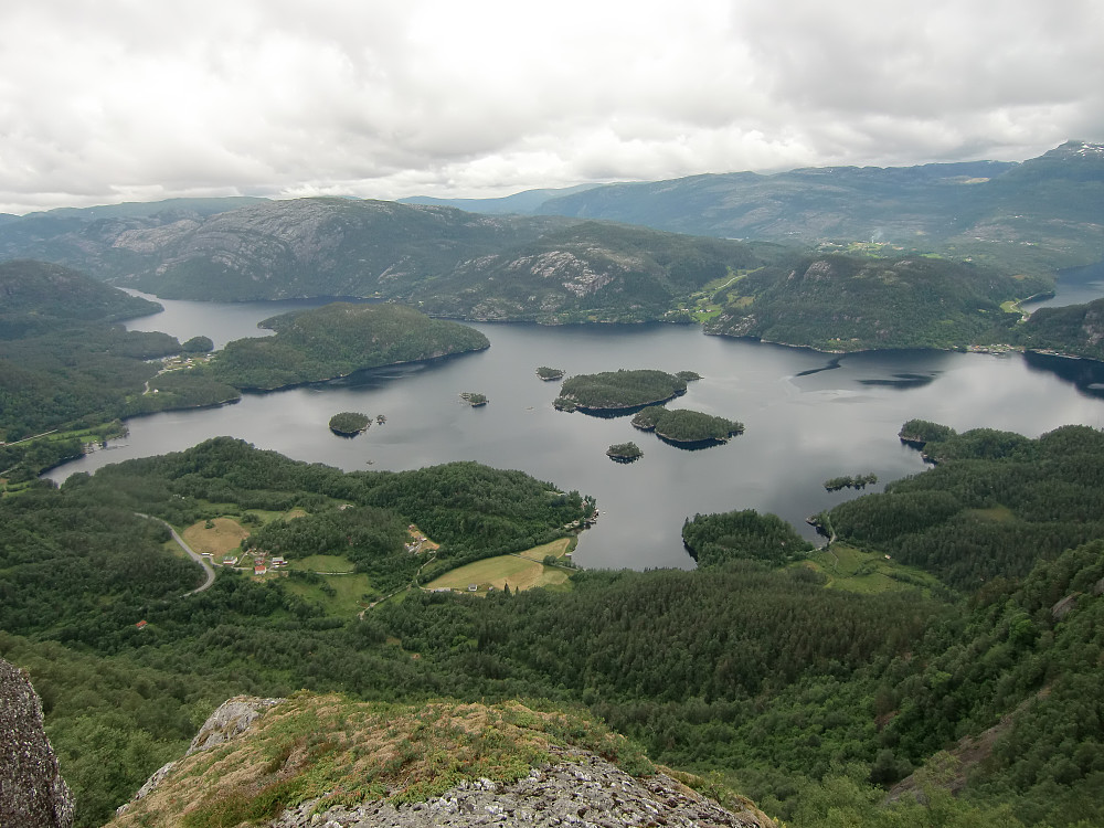 Utsikt fra Gråberg mot Skogseidvannet. 