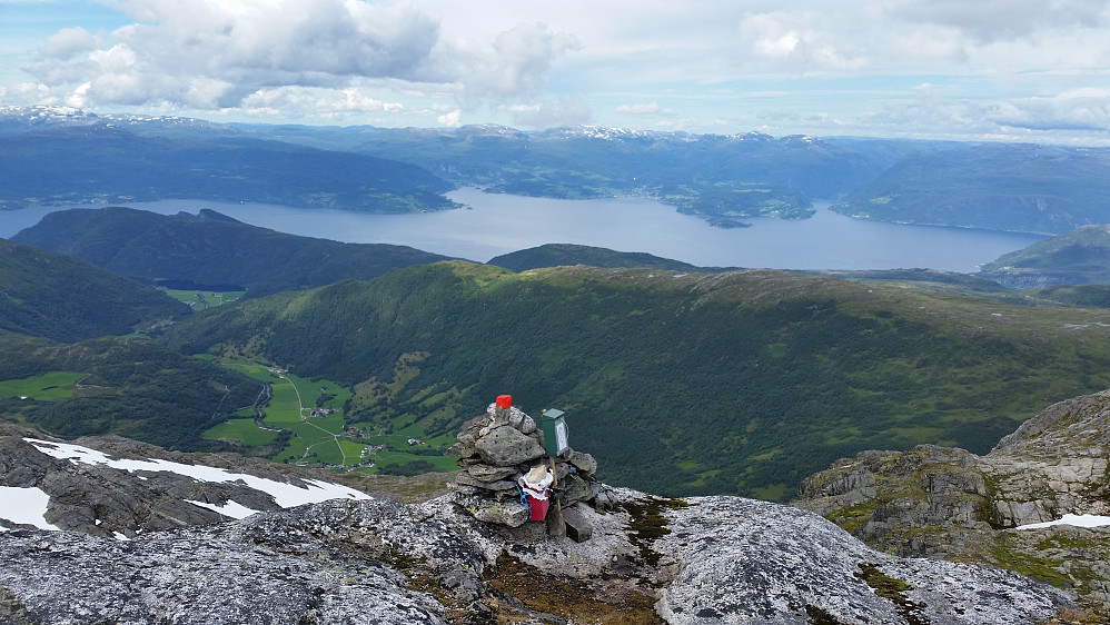 Fra Saksablepp mot Nordheimsund og Øystese. Selve toppen ligger litt bak varden med postkassen og ca 10 m. høyere. Toppen har ingen varde, men der er noen rester av trekors.