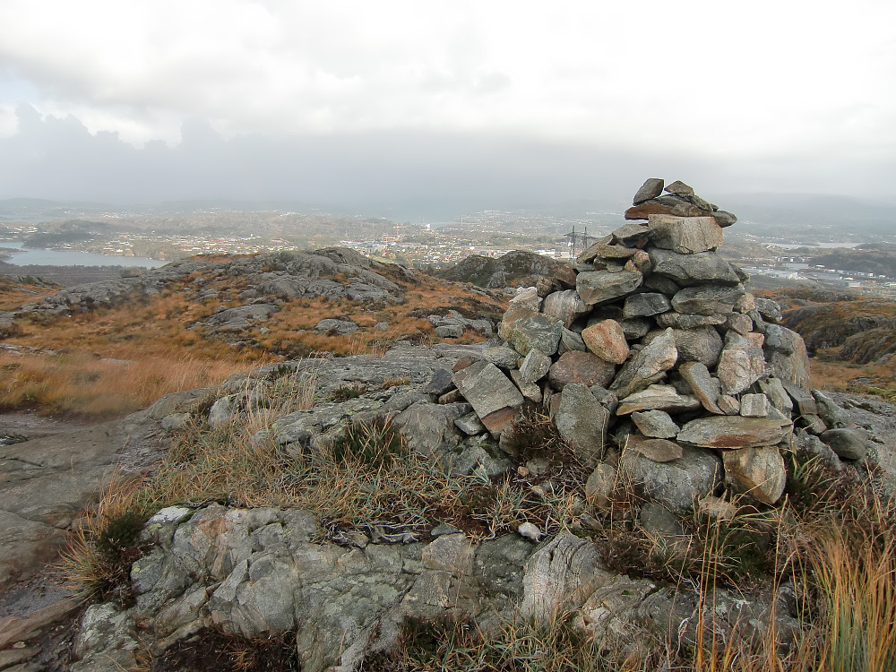 Varden på Bildøyfjellet 221. Peakbook punkt er oppført som Bildøybakken, skrivefeil?