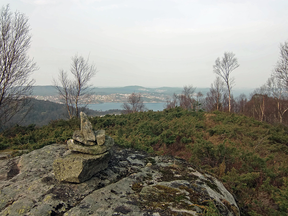 Toppunktet på Toppefjellet med utsikt mot nordre Askøy