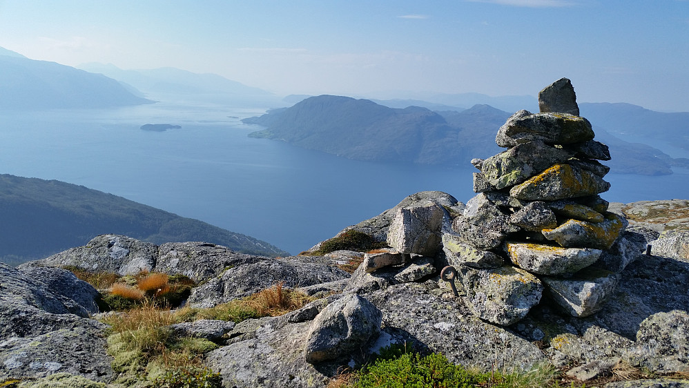 Høyeste toppen på Dumpen med utsikt utover Hardangerfjorden med Varaldsøy 