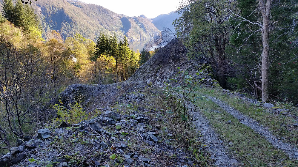 Veien opp til kalkbruddet med slagghauger