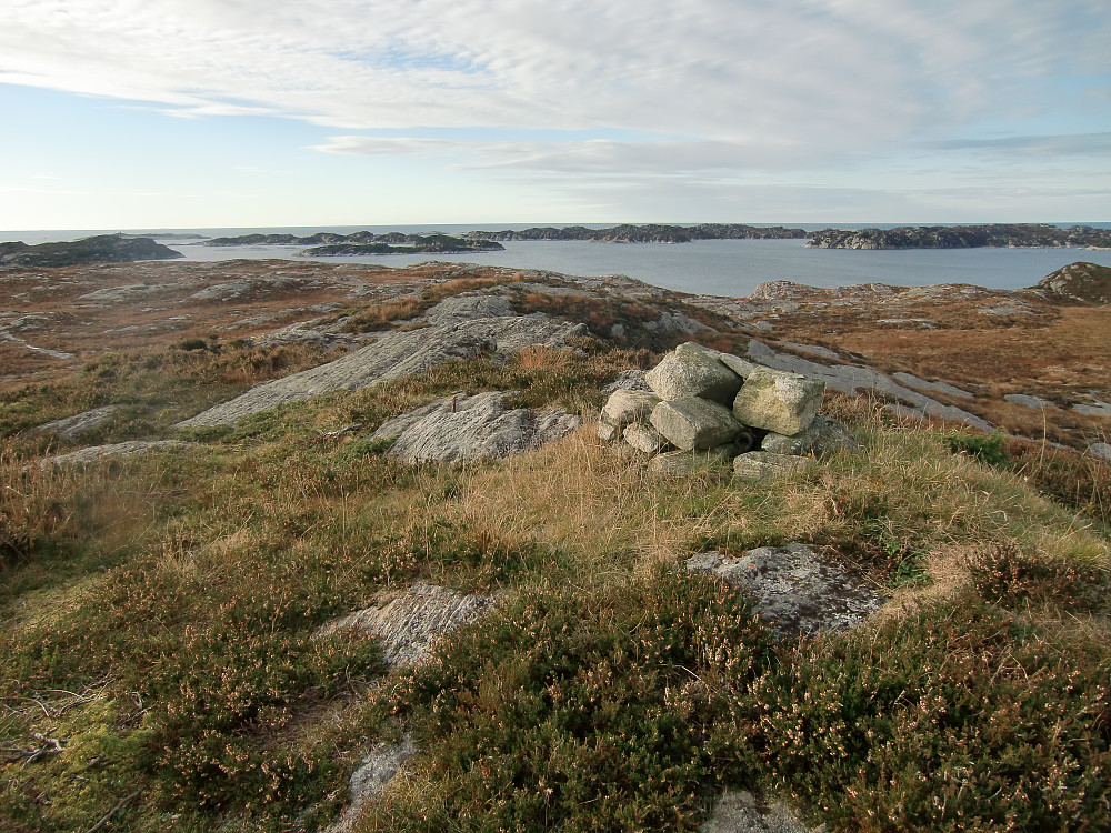 Toppen Steinafjell med utsikt mot havet. 