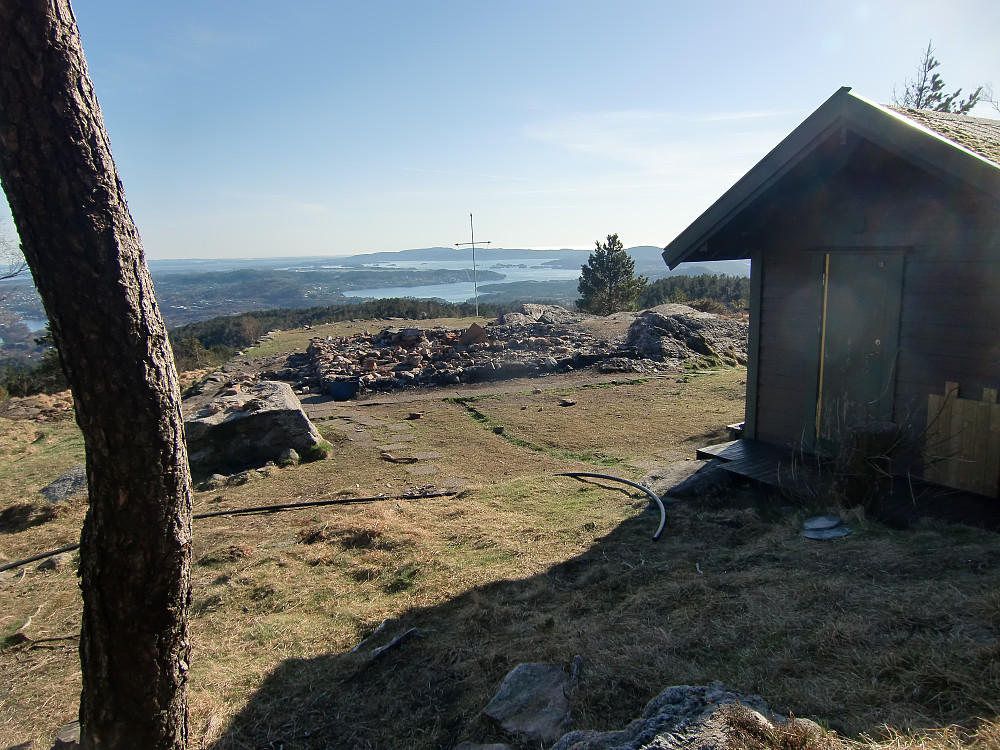 Brannruinene etter Viggohytten som brant ned i juni 2014