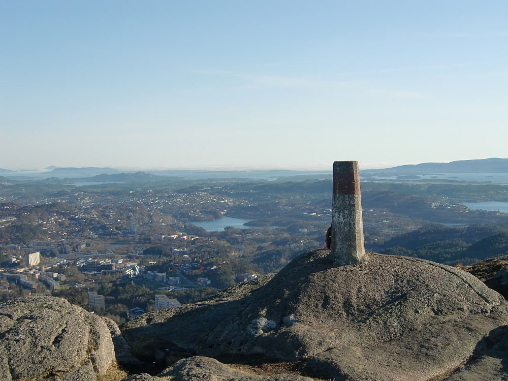 Toppunktet på Damsgårdsfjellet med utsikt sydover mot Fana