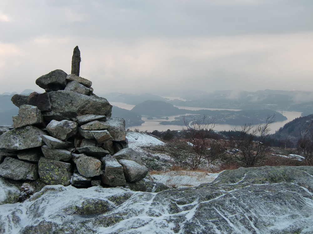 Varden på Nordgardsfjellet med utsikt mot nord med Flatøy 
