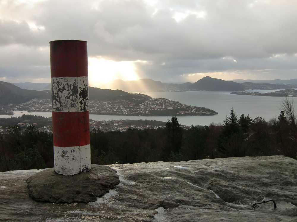 Trig.punktet på Gjeitanuken med utsikt mot Eidsvågsneset med Damsgårdsfjellet og Lyderhorn i bakgrunnen.