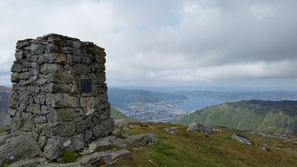 Mennskerettigsvarden på Storhaugen med utsikt mot Bergen