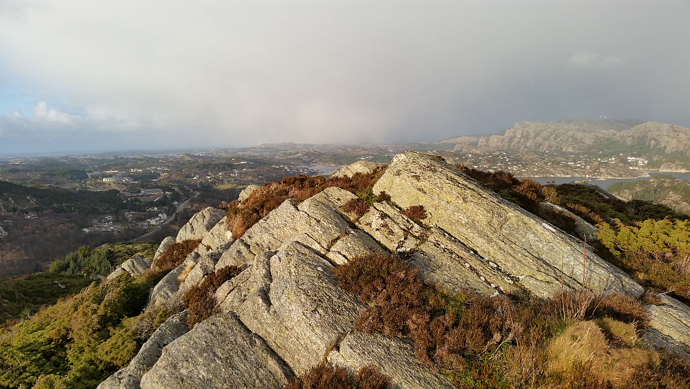 Toppen på Sangoltshornet med utsikt mot nord, snøbye på vei.