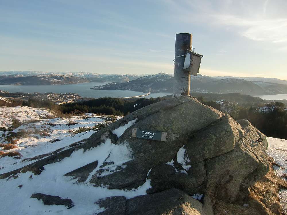 Toppen på Moldekleivfjellet har navnet Krossfjellet, her med utsikt mot Bergen og Nordhordlandsbrua.