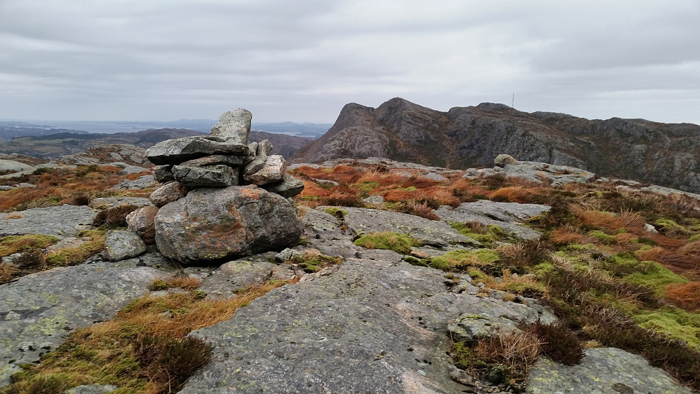 På Skorafjellet 300 med utsikt mot Liatårnet