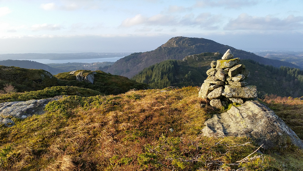 Røysetfjellet med steinvarde. Her med utsikt mot Tveitanipa og Brakstadfjellet bakerst. 