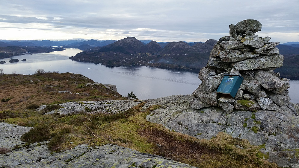 Varden 203 moh. syd på ryggen, her med utsikt mot syd øst med Radfjorden og Gaustadfjellet på Holsenøy