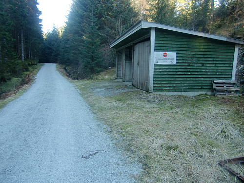 Her startet turen. Skilt med innkjøring forbudt.