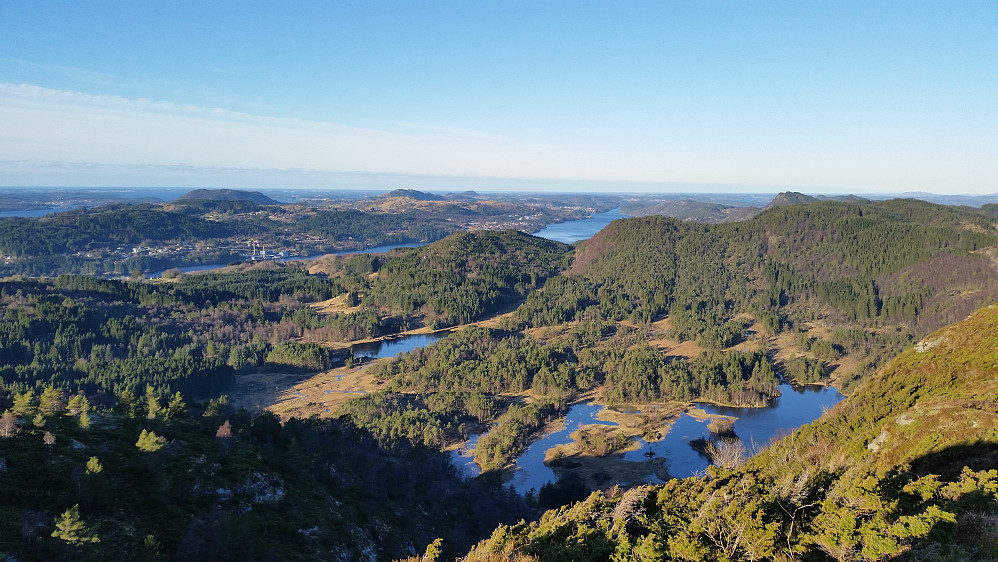 Utsikt fra Vassberget mot nordvest med myr og vann under som er et naturreservat.