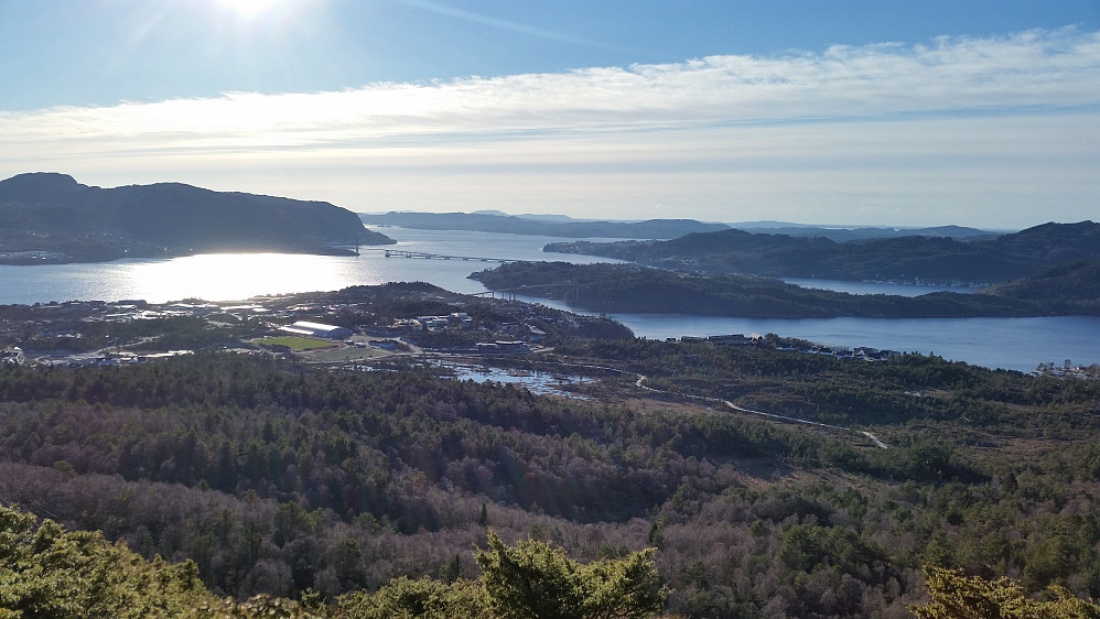 Utsikt mot Knarvik og Nordhordalandsbrua.