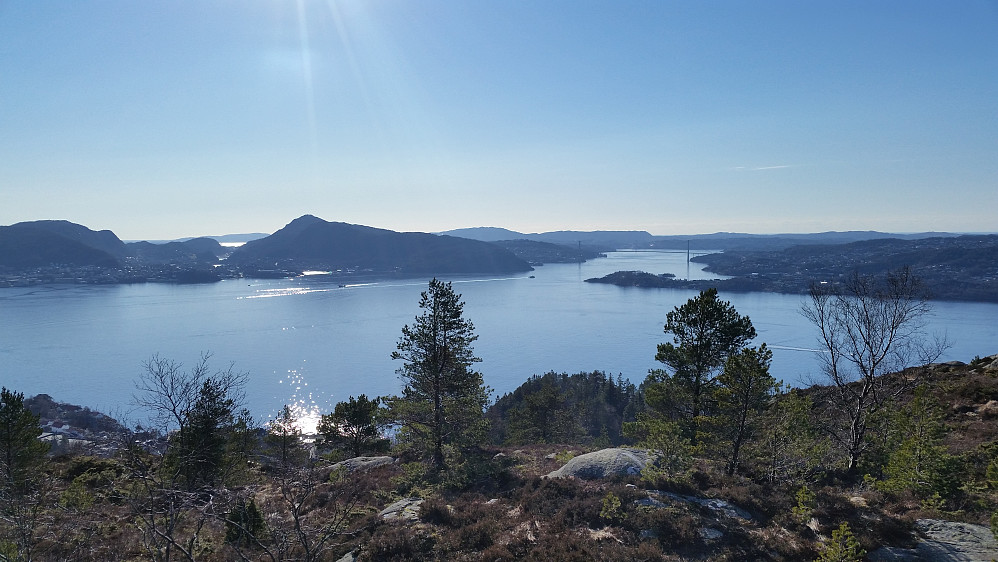 Utsikt fra Ørneberget mot vest med Damsgårdfjellet og Lyderhorn til venstre og Askøy til høyre