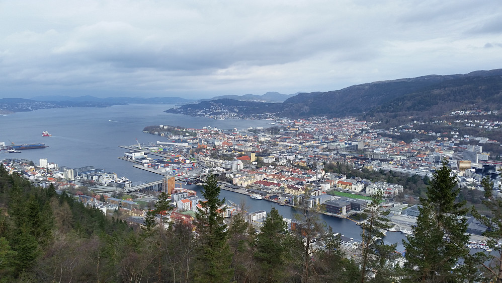 På vei opp til Strandafjellet, med utsikten mot Bergen sentrum.