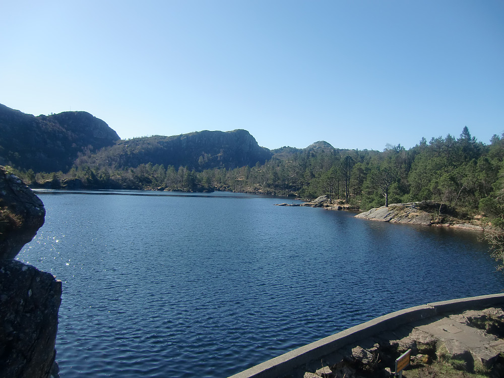 Fra Skåleviksvannet er alle 3 toppene i sikte. Fra venstre Ørnafjellet, Skjenafjellet og Lyderhorn lengst bak til høyre.