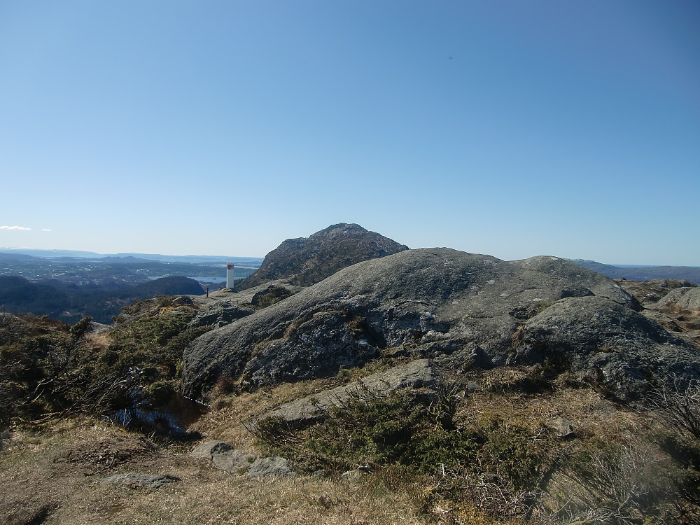 Toppunktet på Ørnafjellet sett mot Lyderhorn