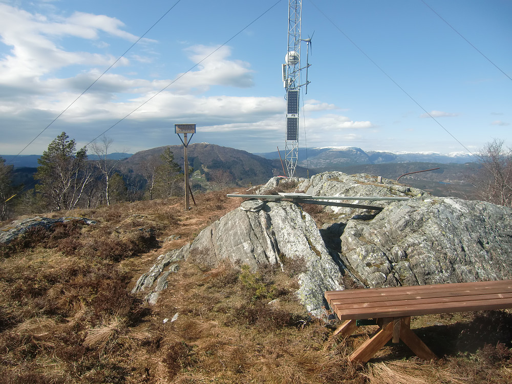 Toppen på Rotten med ny benk, telemast og Rotten skilt. Fin utsikt mot Tveitafjellet i nord.