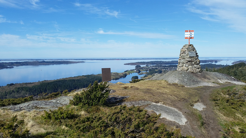Morkefjellet med fin utsikt her utover Mangersfjorden 
