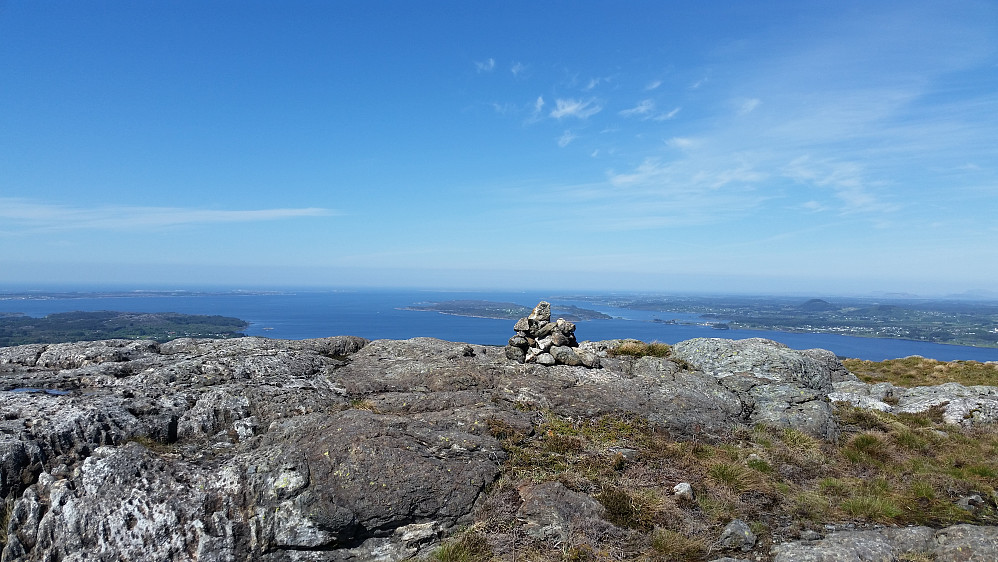 Toppen på Storanipa med utsikt mot Mangerfj. og Herdlafjorden
