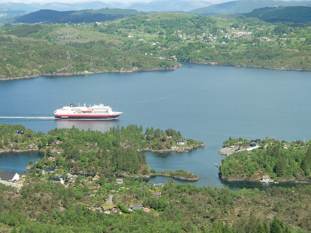 Her passerer Hurtigruten forbi Storalangøyna på vei til Bergen.