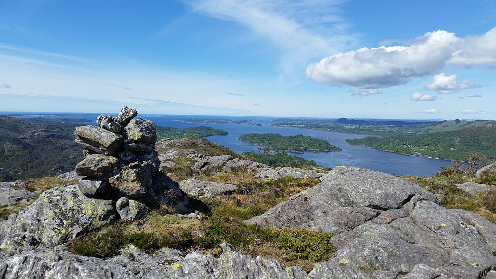 Varden på toppen av Øyjordsfjellet. Utsikt mot nord med Radfjorden, holmen Bongno med Bongnestraumen og  Mangersfjorden utenfor der. 