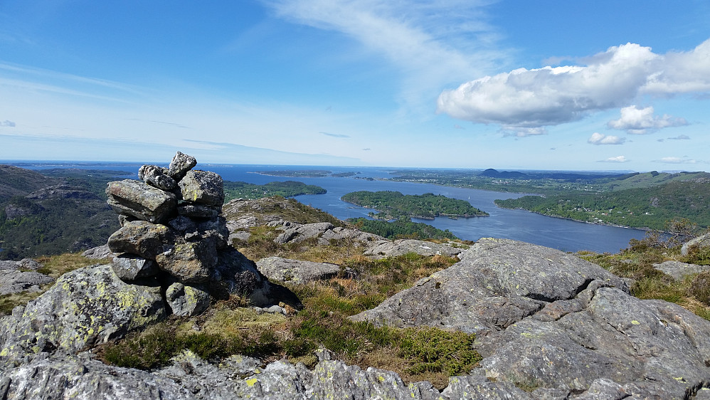 Varden på toppen av Øyjordsfjellet. Utsikt mot nord med Radfjorden, holmen Bongno med Bongnestraumen og Mangersfjorden utenfor der.