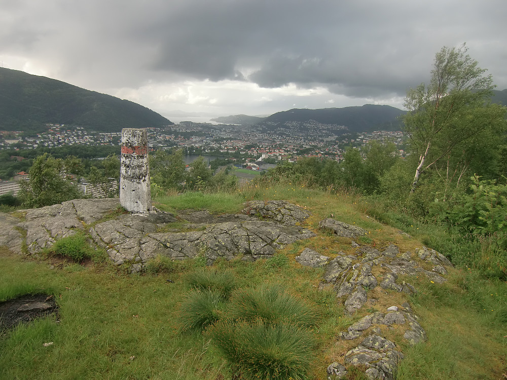 Trigpunktet 246 ligger ute på kanten med fin utsikt mot Bergensdalen.