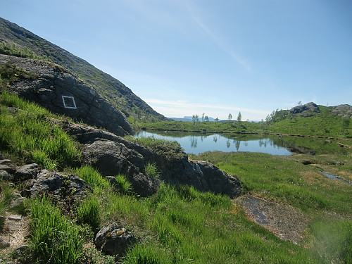 Her begynner den bratte oppstigningen. Spesiell merking på berg hele veien opp, meget effektiv. Også merket for å finne veien ned.  