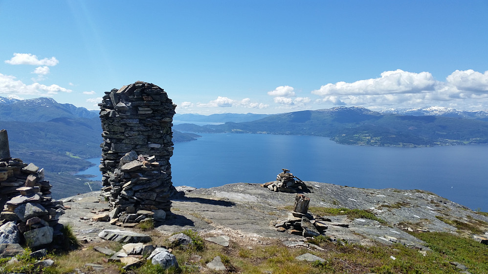 Fra toppen med utsikt ut over fjorden