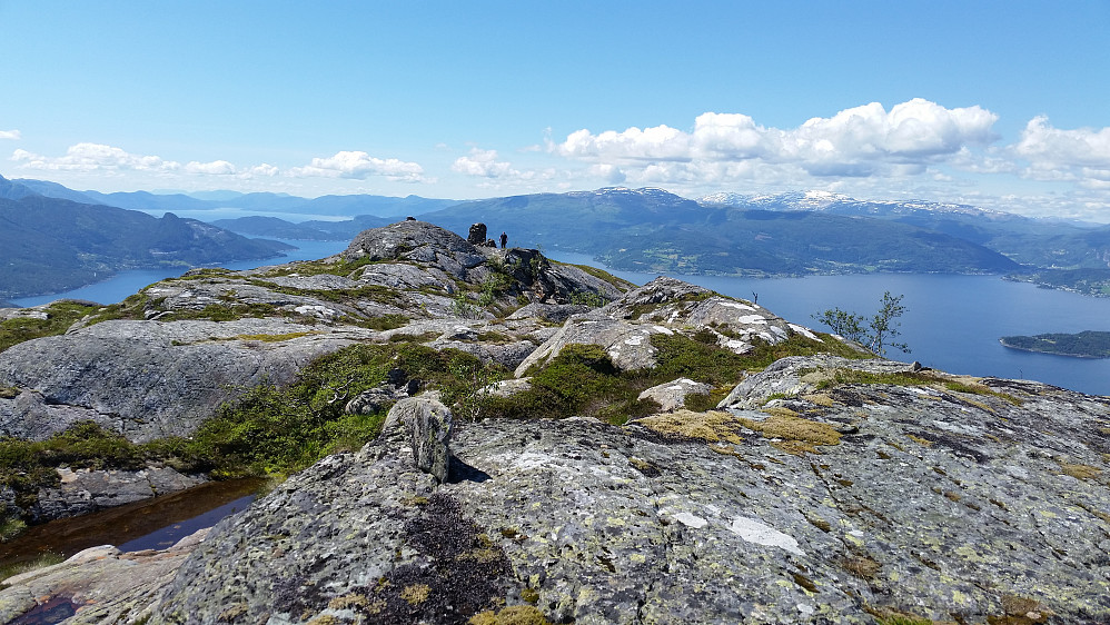 Selve toppen ligger litt bak varden og er kun merket med en liten sten