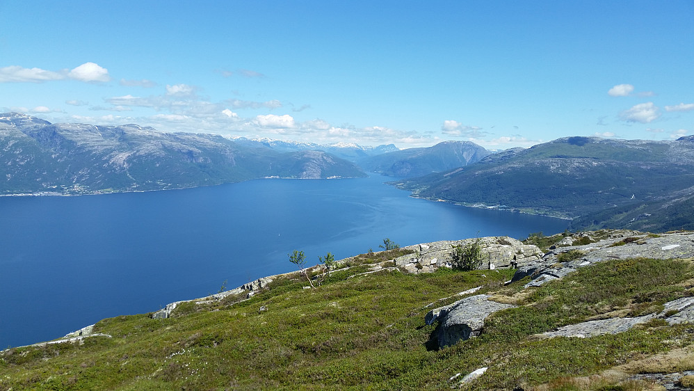 Utsikt innover fjorden, ser innløpet til Granvin fjorden.
