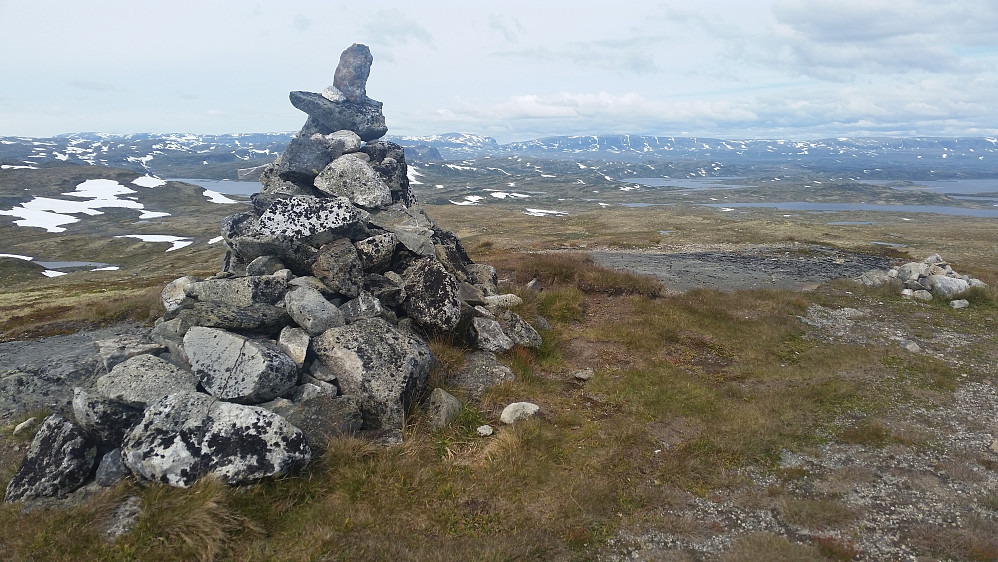 Varden på Halnekollen med utsikt mot Hallingskarvet. 
