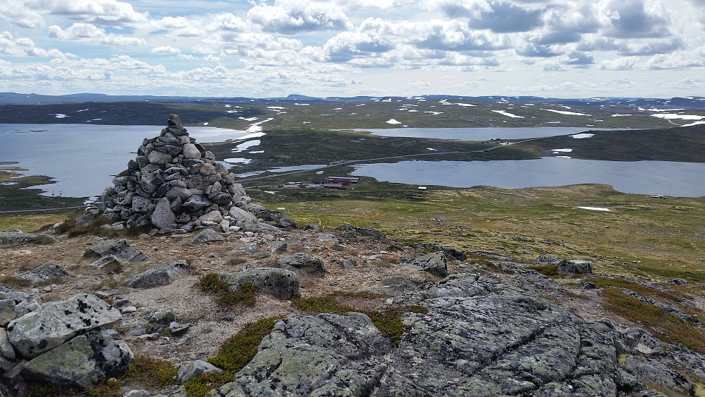 Varde 8m. lavere en hovedvarden, med utsikt mot Fagerheim Fjellstove og vannene Storekrækkja, Veslekrækkja og Båtstjørna. 