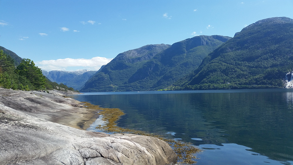Her gikk vi i land, utsikt innover Maurangsfjorden med litt av Furebergsfossen til høyre på bildet. 